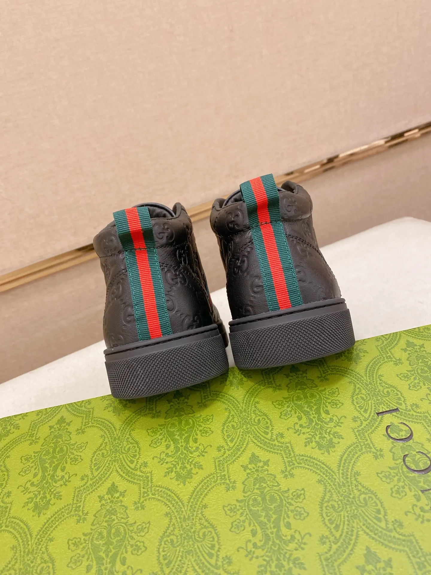 Factory price: 480💰 (GUCCI) The latest model from the official website 🎁🎁Casual and fashionable men's shoes👟, hot style 💥The version is simple and elegant, exclusive for trendy men. Unique official website latest brand elements 👑Gucci original decoration, fashionable and generous, the fabric is original cowhide ✅sheepskin lining, the official website specifies wear-resistant casual outsole, the classic model is taken in kind at the counter🎬38-44 (45 is not returned or exchanged)